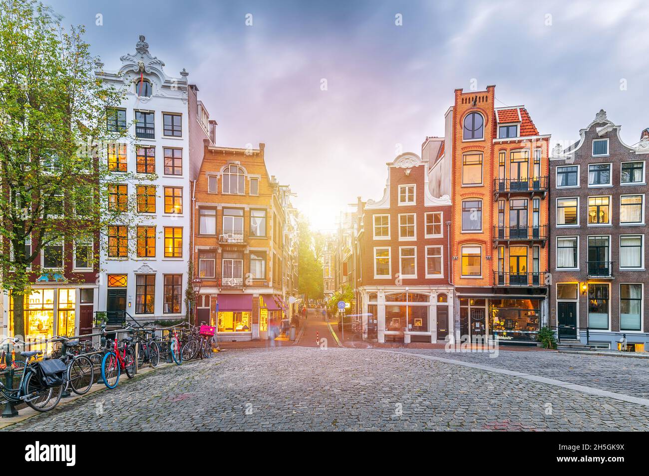 Horizon d'Amsterdam avec maisons traditionnelles hollandaises au coucher du soleil, Hollande, pays-Bas Banque D'Images