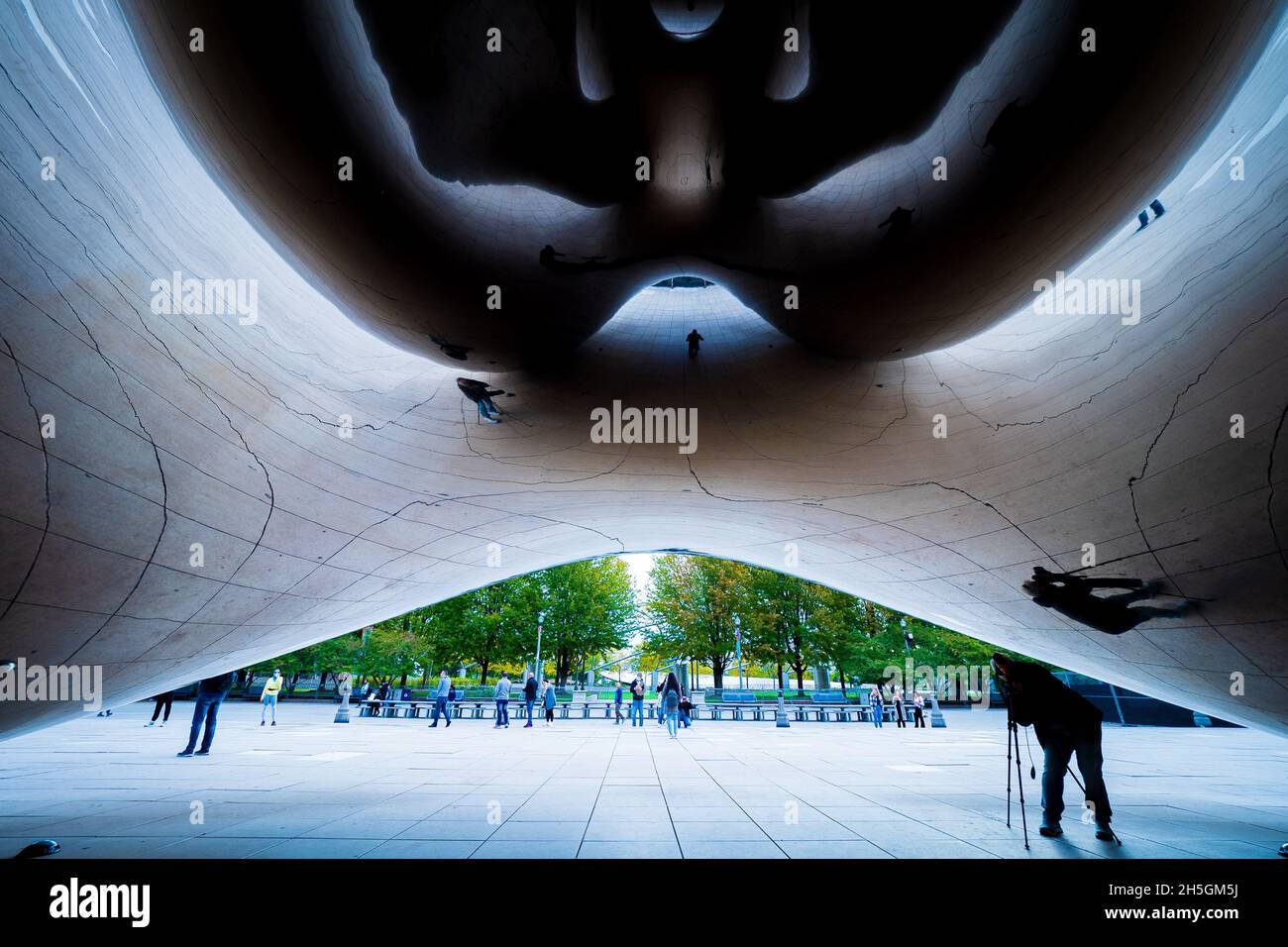 Sous la célèbre sculpture de Sir Anish Kapoor Cloud Gate, surnommée The