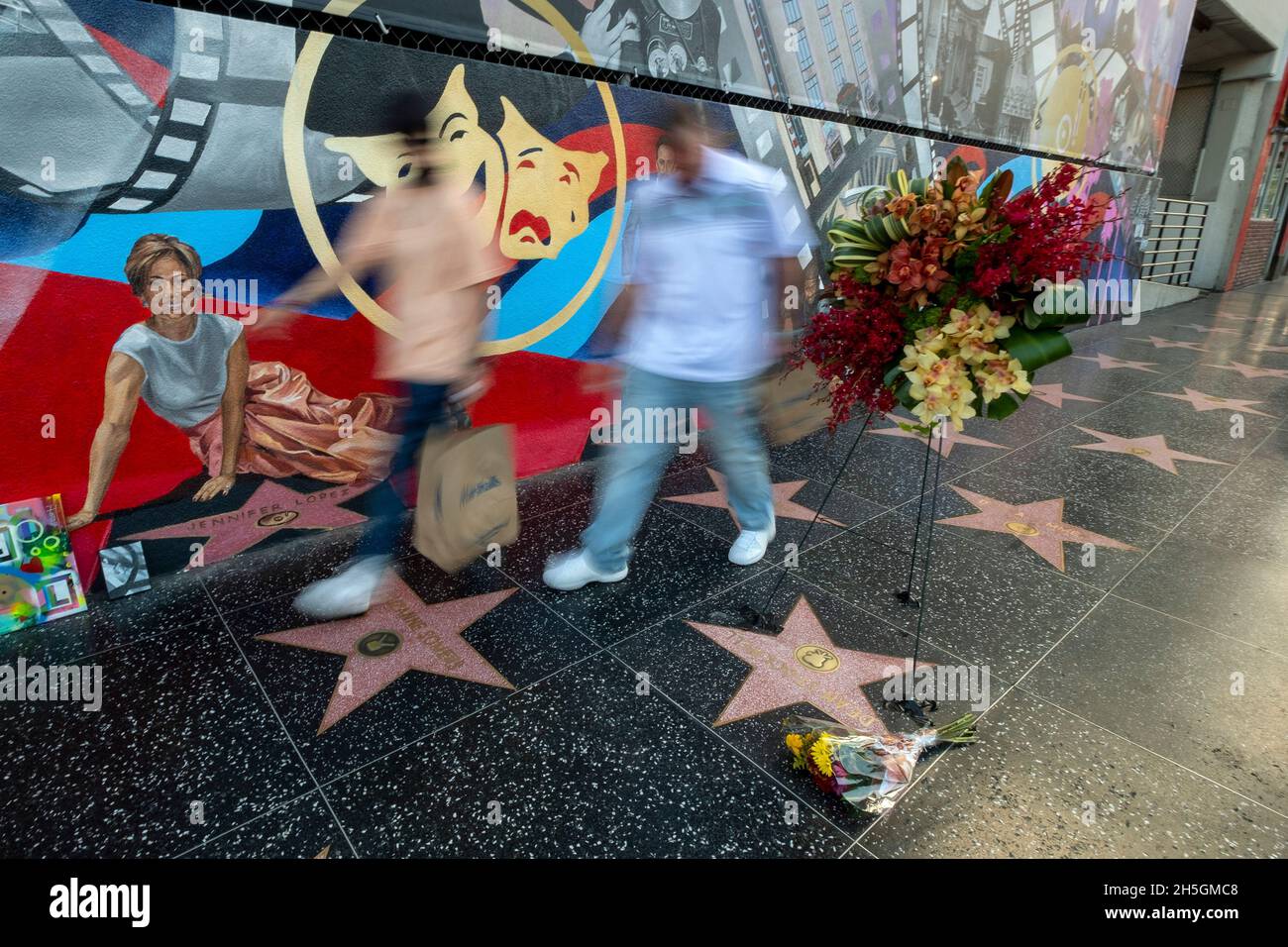 Los Angeles, Californie, États-Unis.9 novembre 2021.Des fleurs et une couronne sont placées à l'étoile du défunt acteur Dean Stockwell sur le Hollywood Walk of Fame, le mardi 9 novembre 2021, à Los Angeles.Dean Stockwell, qui a été nominé pour un Oscar pour sa performance dans « « « arried to the Mob » » et est plus connu pour ses rôles dans « Blue Velvet » et dans la série télévisée « Quantum Leap ».Stockwell est mort dimanche dans sa maison de Hollywood de causes naturelles, selon son attaché de presse.Il avait 85 ans.(Image de crédit : © Ringo Chiu/ZUMA Press Wire) Banque D'Images