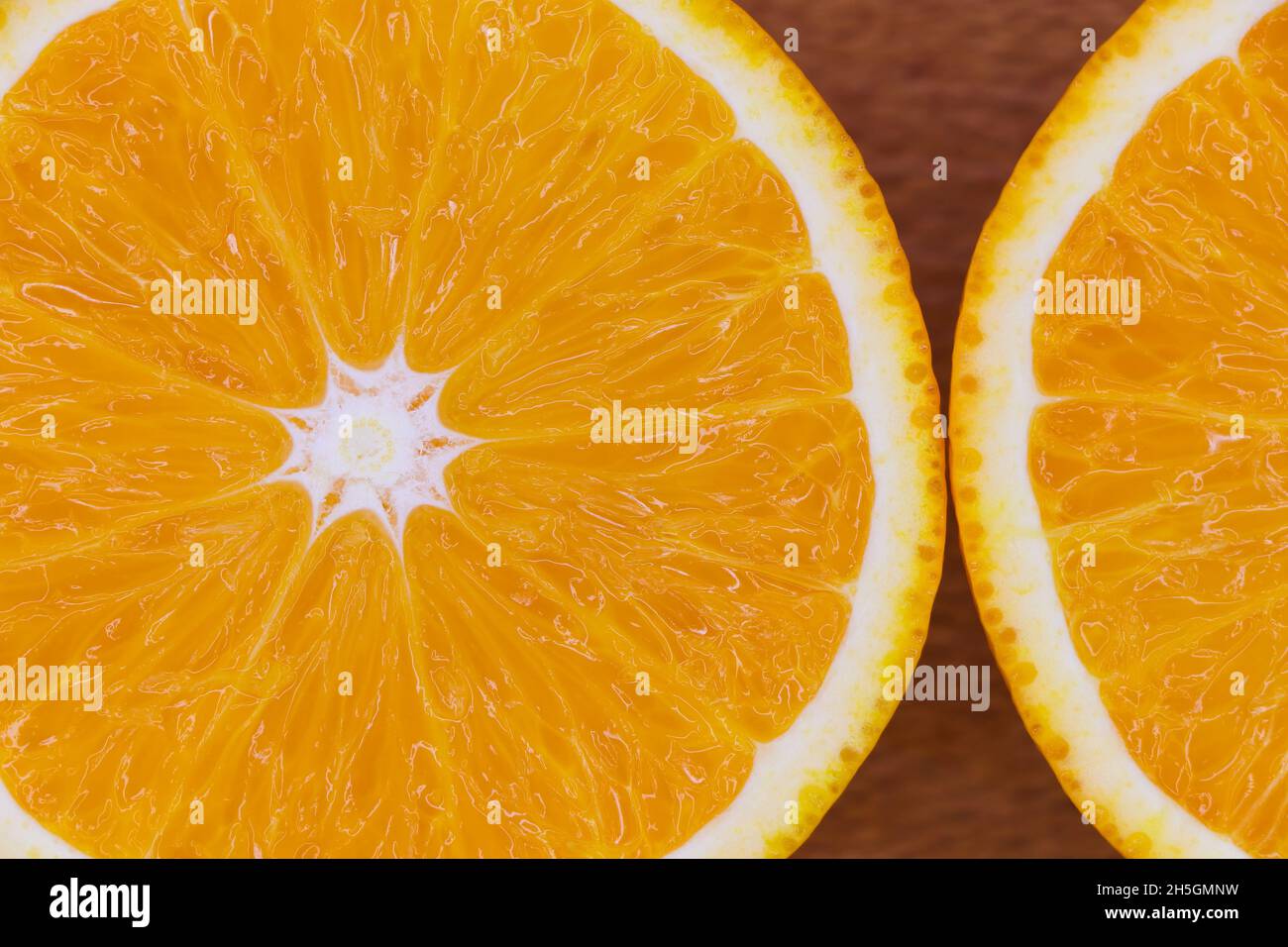 Valencia Orange Citrus tranches de fruits Flat-lay gros plan (Citrus x sinensis) Banque D'Images