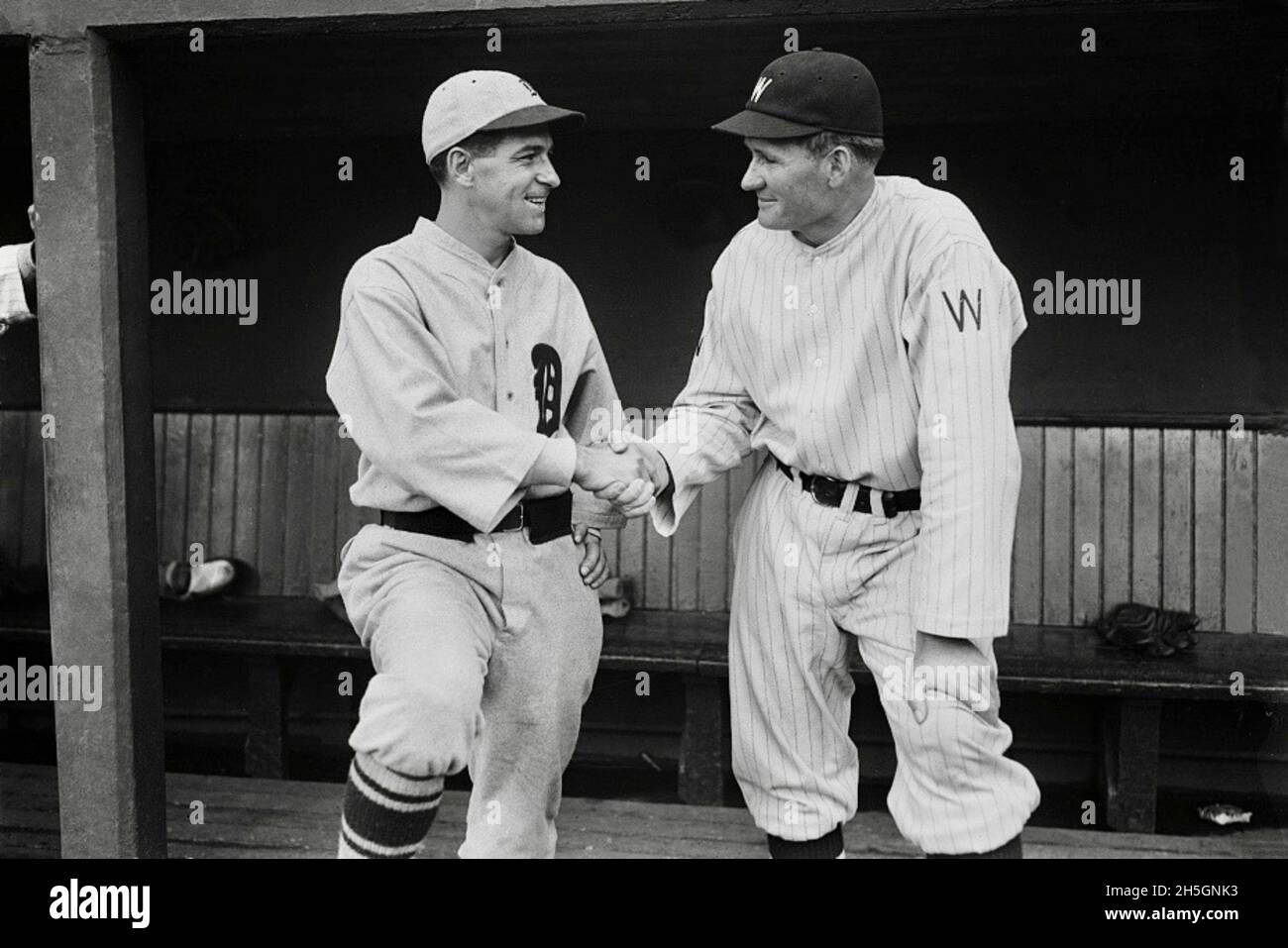 Directeurs, Stanley Raymond 'Bucky' Harris, Detroit Tigers et Walter Johnson, Washington Senators, 6 juin 1929. Banque D'Images