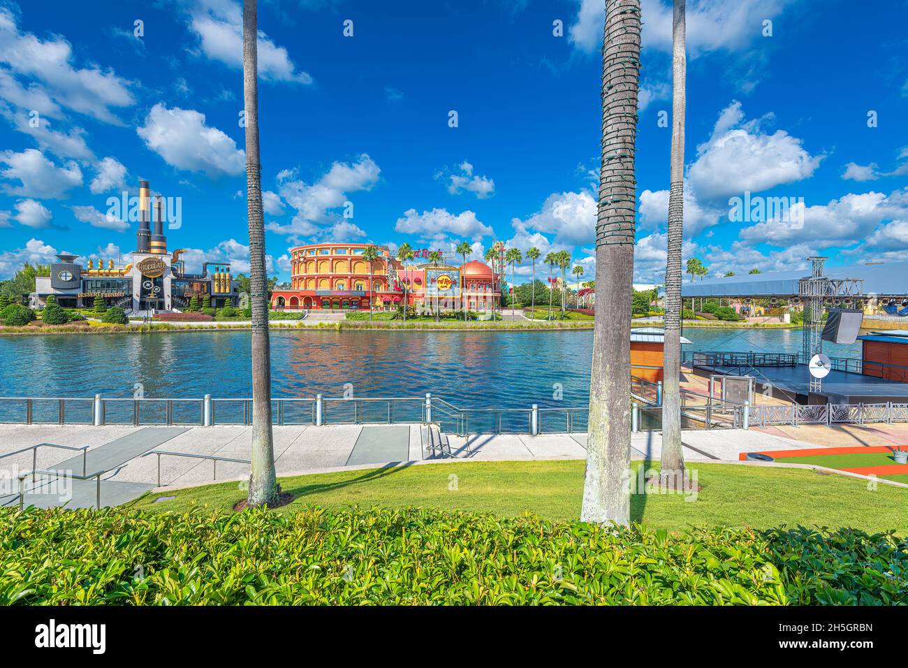 Orlando, Floride États-Unis le 3 novembre 2021. Emporium au chocolat et Hard Rock Cafe sur l'île de l'aventure Banque D'Images
