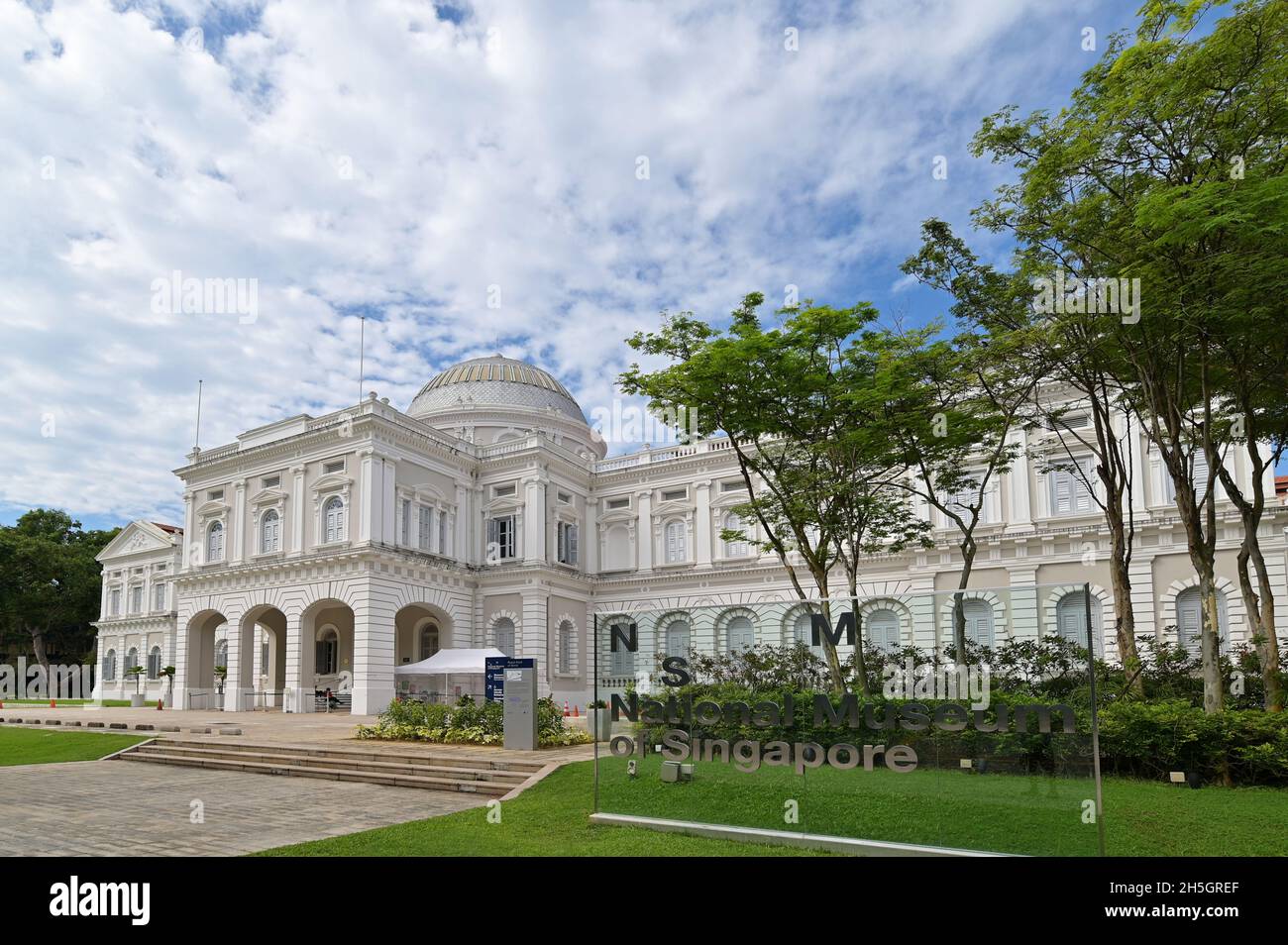 Façade du Musée national de Singapour, avec logo et aile ouest sur la droite Banque D'Images