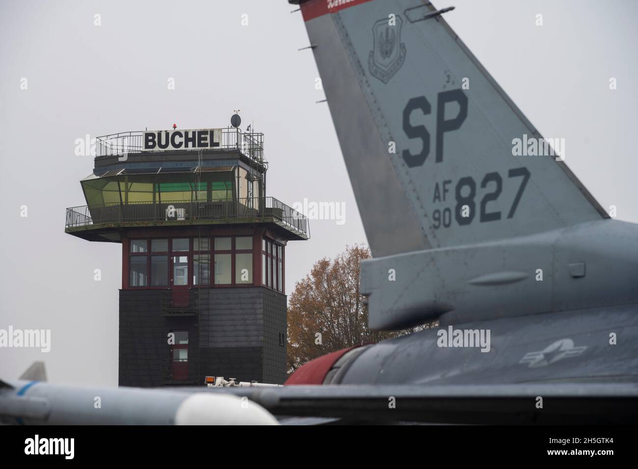 Un avion de chasse Faucon Fighting Faucon de la Force aérienne américaine F-16C affecté au 480e Escadron de chasse à la base aérienne de Spangdahlem, en Allemagne, est assis sur un tablier à la base aérienne de Büchel, en Allemagne, le 3 novembre 2021, pendant Castle Forge.L'exercice Agile combat Employment a permis aux aviateurs de la 52e Escadre de chasseurs de travailler dans un environnement de contingence simulé avec leurs partenaires de la nation hôte de l'Armée de l'Air allemande.C'est la première fois que l'on s'intègre à l'Armée de l'Air allemande dans les opérations Agile combat Employment.(É.-U.Photo de la Force aérienne par le premier Airman Ali Stewart) Banque D'Images