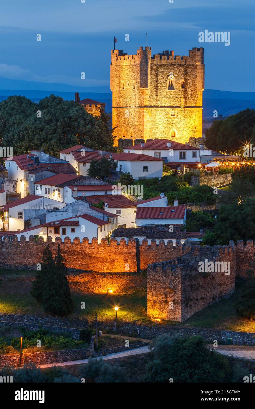 Bragança, Portugal - 26 juin 2021 : Château de Bragança au crépuscule avec maisons de la citadelle médiévale et murs en premier plan. Banque D'Images