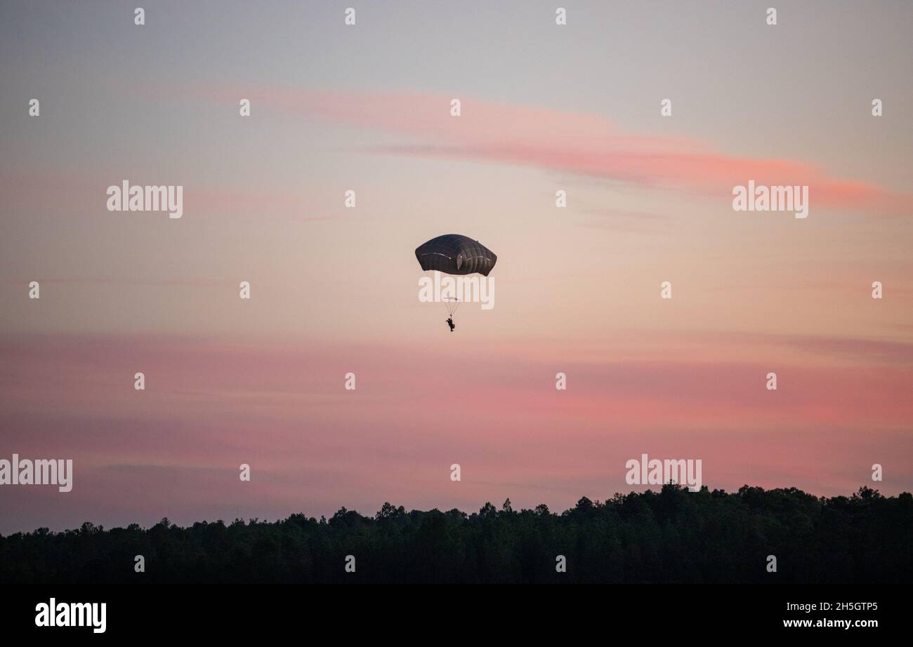 Parachutistes affectés à l'équipe de combat de la 3e Brigade, 82e parachutipat de la division aéroportée dans un événement d'entraînement culminant (CCE) sur fort Bragg, N.C., le 1er novembre 2021.Un CCE démontre la disponibilité tactique et la létalité d'une force de combat.(É.-U.Photo de l'armée par le Cpl.Hunter Garcia) Banque D'Images