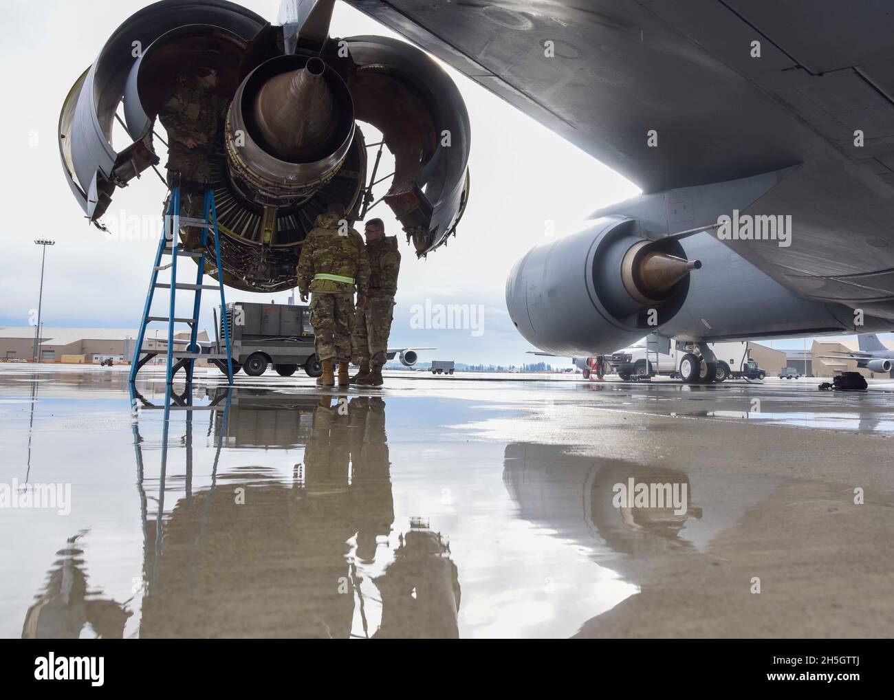 Les aviateurs du 92e Escadron de maintenance des aéronefs de la U.S. Air Force réparent un système de détection d'incendie d'avion sur un KC-135 Stratotanker en préparation à l'exercice Global Thunder 22 à la base aérienne de Fairchild, Washington, le 4 novembre 2021.L’exercice Global Thunder est un exercice annuel de commandement et de contrôle et de formation sur le terrain conçu pour former les forces du ministère de la Défense et évaluer la préparation opérationnelle conjointe dans tous les domaines de mission du Commandement stratégique des États-Unis.(É.-U.Photo de la Force aérienne par Airman 1ère classe Anneliese Kaiser) Banque D'Images