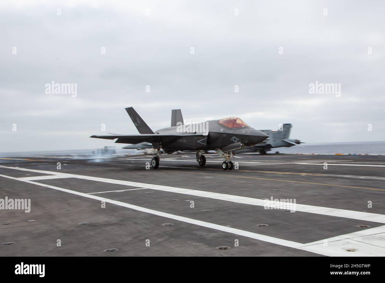 OCÉAN PACIFIQUE (nov7, 2021) un F-35C Lightning II, affecté à l'escadron d'attaque de chasseurs de l'escadre Marine (VMFA) 314, atterrit sur le pont de vol du porte-avions USS Abraham Lincoln (CVN 72).Abraham Lincoln mène actuellement des opérations de routine dans la 3e flotte des États-Unis.(É.-U.Photo du corps marin par 1st .Charles Allen/publié) Banque D'Images