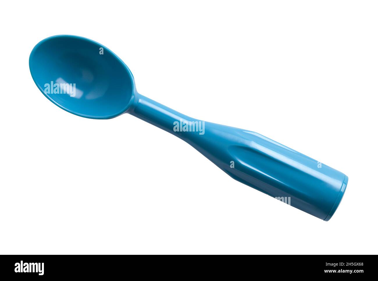 Cuillère à crème glacée en plastique bleu à découper sur le blanc. Banque D'Images