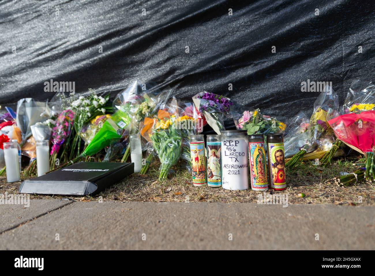 Houston, États-Unis.09ème novembre 2021.Un monument commémoratif installé à l'extérieur du parc du festival Astroworld au NRG Park à Houston, Texas, le 9 novembre 2021.Le festival de musique très attendu s'est terminé avec la mort tragique de huit personnes vendredi soir.(Photo de Jennifer Lake/Sipa USA) crédit: SIPA USA/Alay Live News Banque D'Images