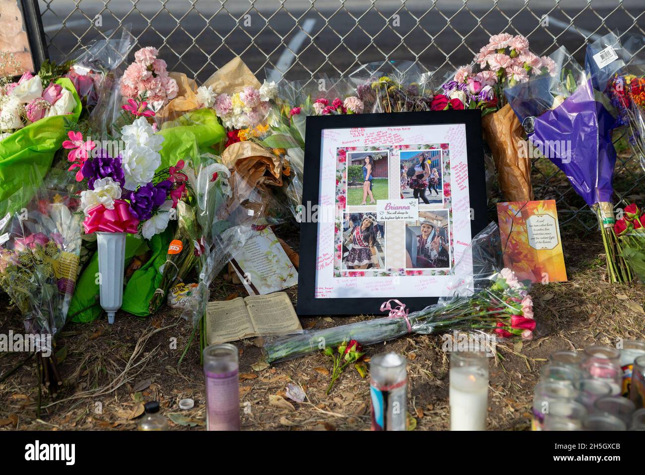 Houston, États-Unis.09ème novembre 2021.Un monument commémoratif installé à l'extérieur du parc du festival Astroworld au NRG Park à Houston, Texas, le 9 novembre 2021.Le festival de musique très attendu s'est terminé avec la mort tragique de huit personnes vendredi soir.(Photo de Jennifer Lake/Sipa USA) crédit: SIPA USA/Alay Live News Banque D'Images