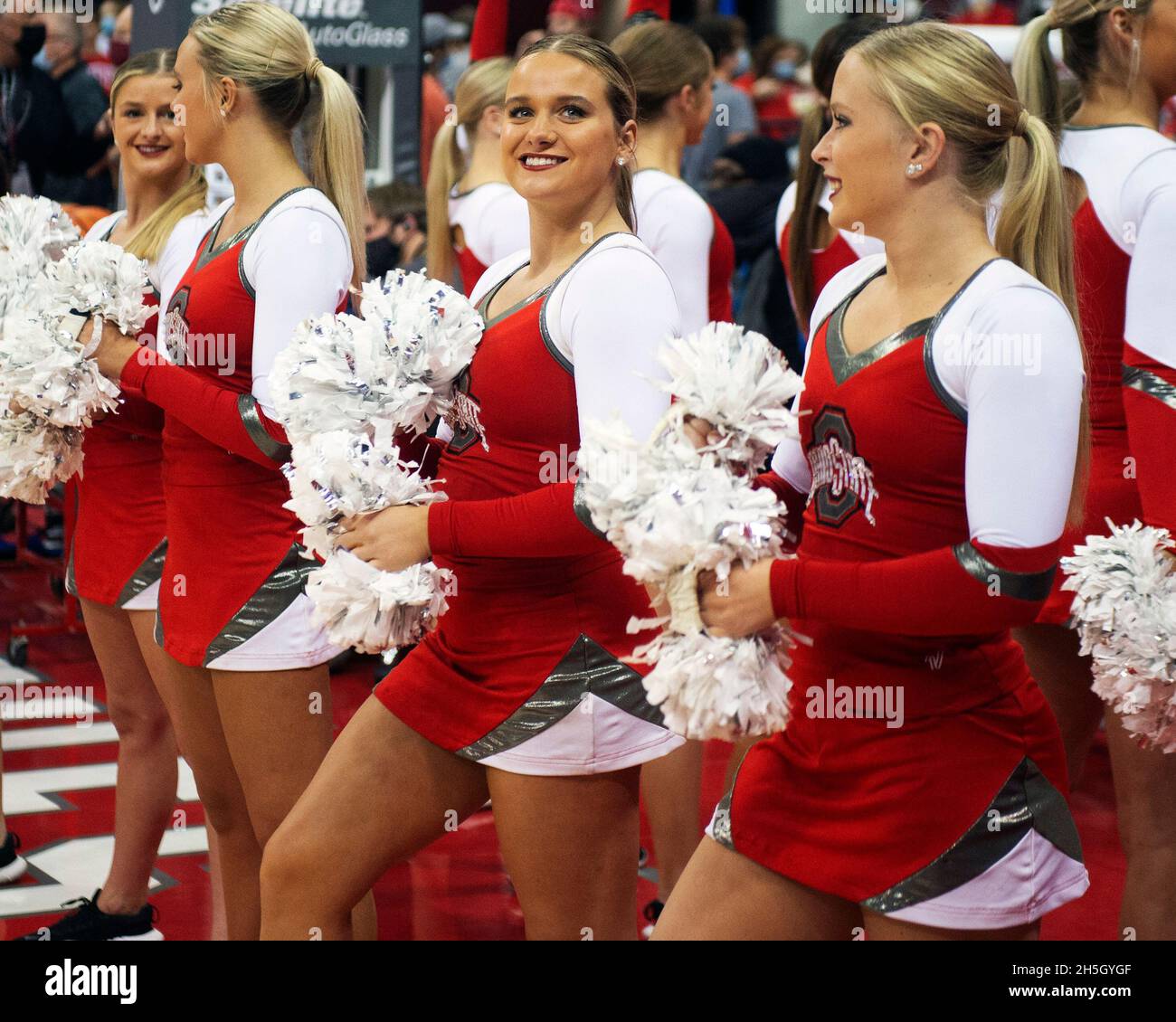 Columbus, Ohio, États-Unis.9 novembre 2021.Les cheerleaders des Buckeyes de l'État de l'Ohio jouent avant que l'État de l'Ohio ne joue à Akron dans leur jeu à Columbus, Ohio.Crédit : csm/Alay Live News Banque D'Images