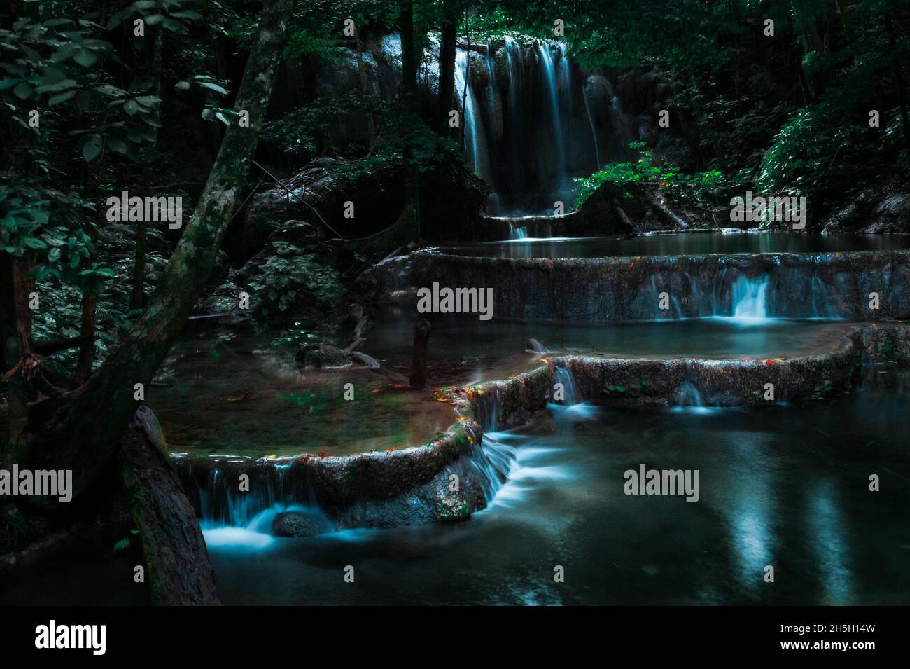 Cascade Mata jitu sur l'île de moyo, district de sumbawa, à l'ouest de la province de nusa tenggara en Indonésie Banque D'Images