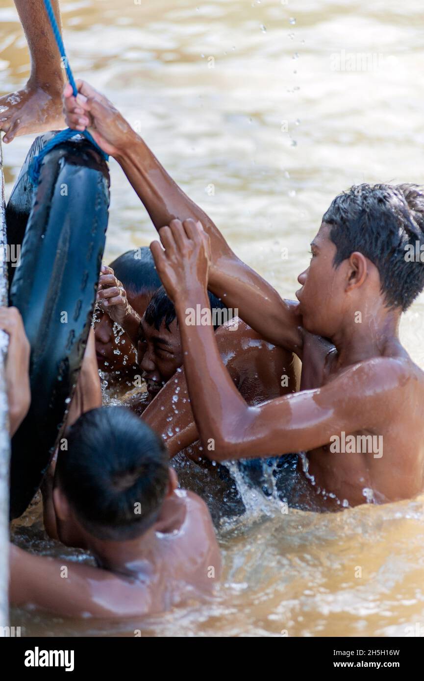 Les enfants sont sur le ferry après le saut, sur la jetée de Sumbawa, en Indonésie Banque D'Images