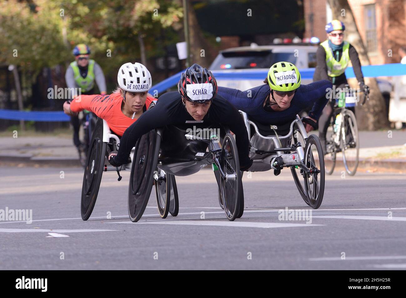 Le champion paralympique Madison de Rozario, d'Australie (orange), a gagné la division masculine, sur Lafayette Ave. Pendant le Marathon TCS de New York 50th. Banque D'Images
