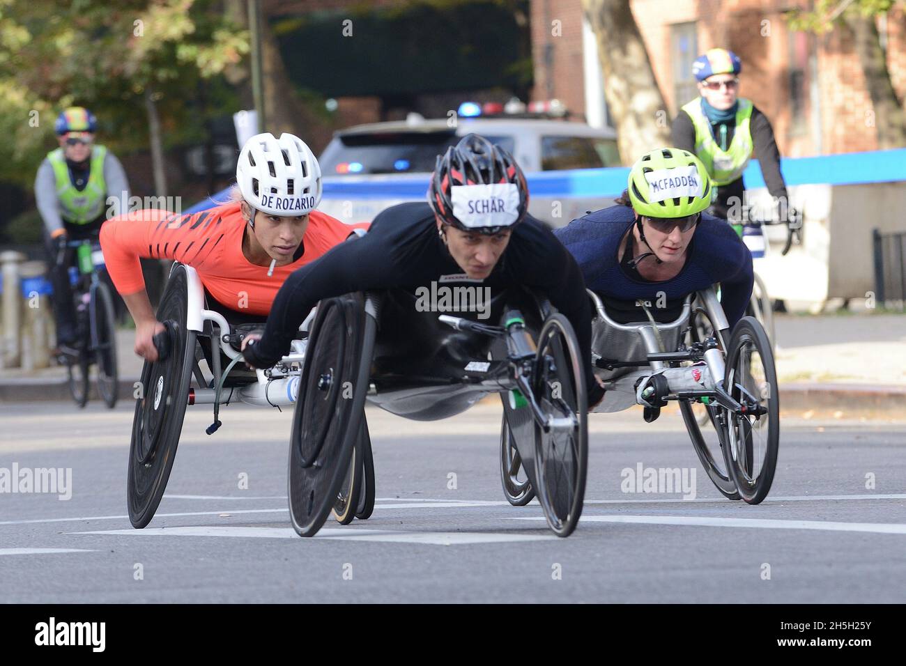 Le champion paralympique Madison de Rozario, d'Australie (orange), a gagné la division masculine, sur Lafayette Ave. Pendant le Marathon TCS de New York 50th. Banque D'Images