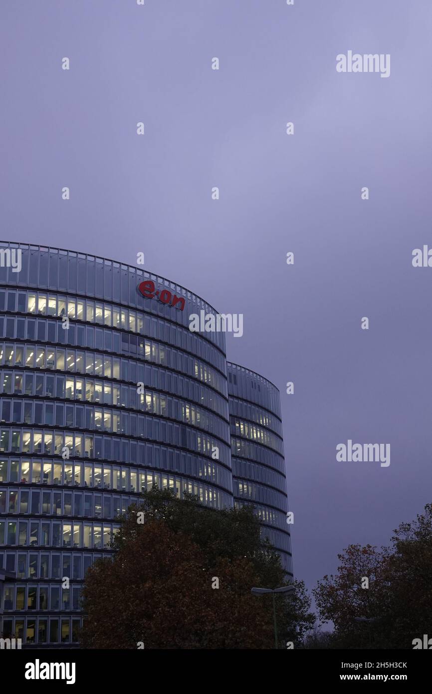 Essen, Allemagne.04e novembre 2021.Le logo de la société énergétique E.on se trouve sur la façade du siège de la société à Essen.E.on annonce les chiffres pour le 3e trimestre 10.11.2021.Credit: Mona Wenisch/dpa/Alay Live News Banque D'Images
