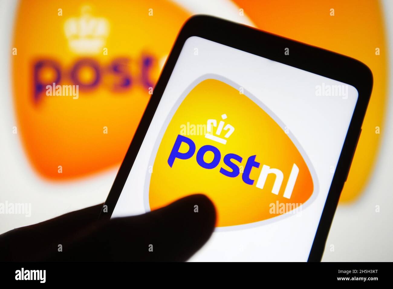Ukraine.09ème novembre 2021.Dans cette illustration, un logo PostNL apparaît sur l'écran d'un smartphone et en arrière-plan.Crédit : SOPA Images Limited/Alamy Live News Banque D'Images