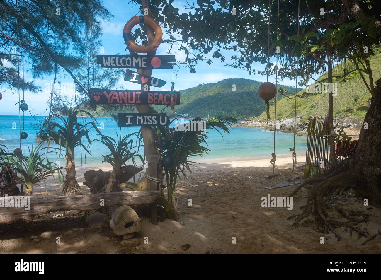 Plage de Yanui Phuket Thaïlande, plage tropicale avec l'océan bleu en Thaïlande. Sable blanc doré et palmiers Banque D'Images