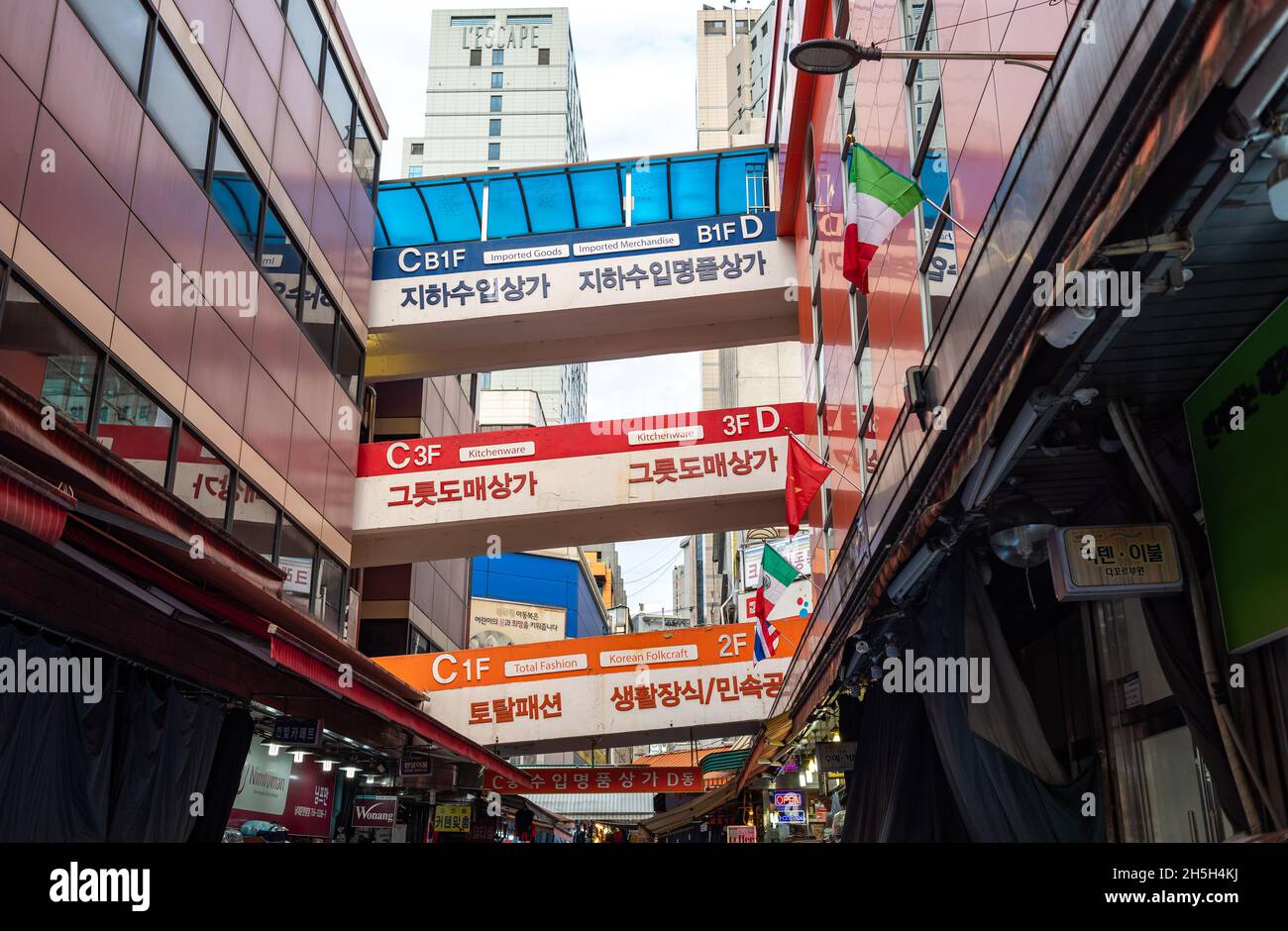 Marché de Namdaemun vaste marché traditionnel à Séoul, Corée du Sud, le 25 septembre 2021 Banque D'Images