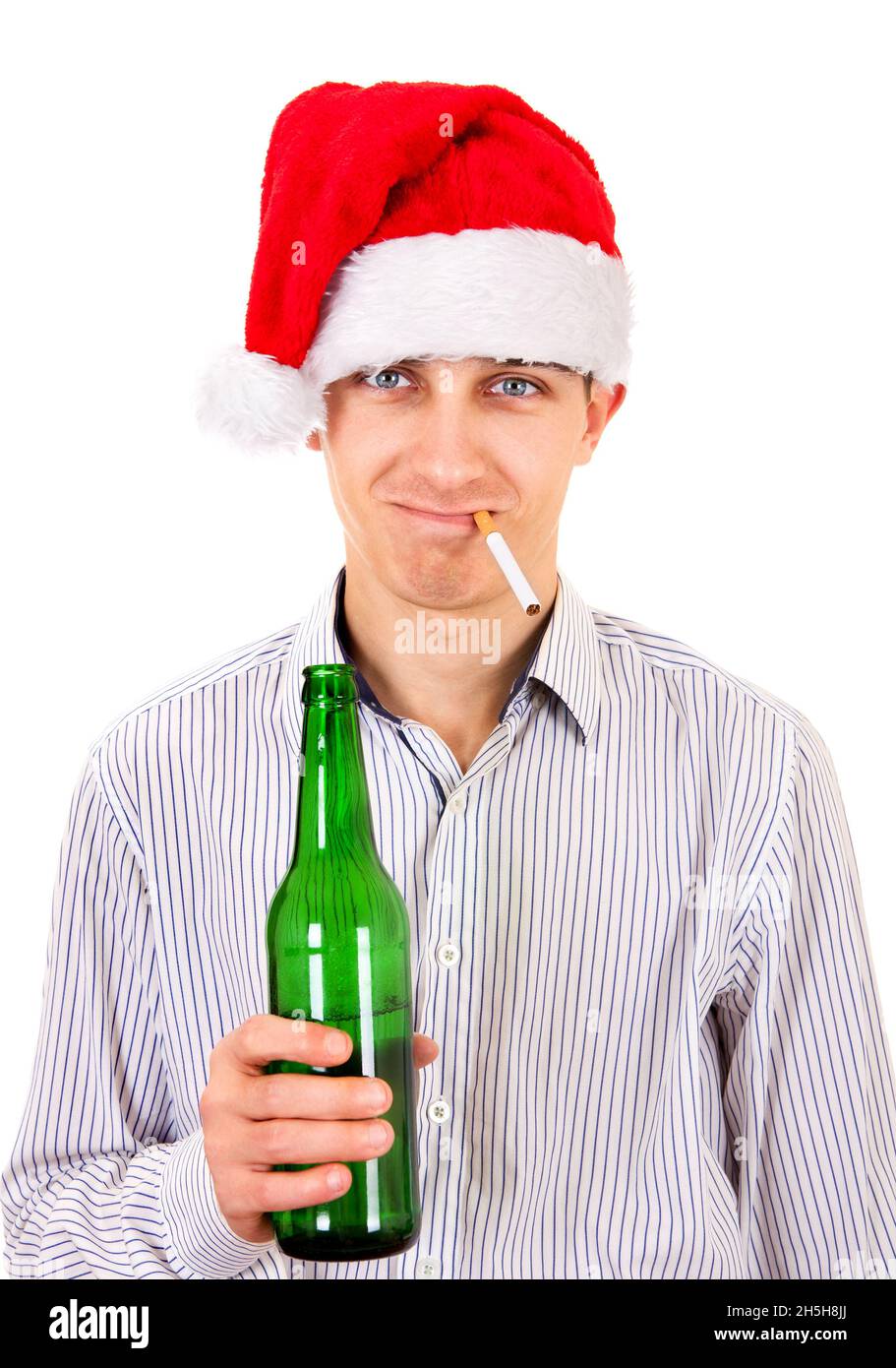 Jeune homme au chapeau de Santa avec une bouteille de bière et de cigarette sur le fond blanc Banque D'Images