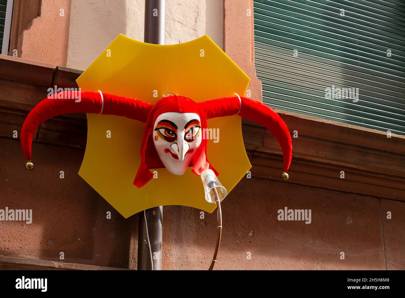 Bâle, Suisse - février 21.Masque de carnaval rouge décorant un mur Banque D'Images