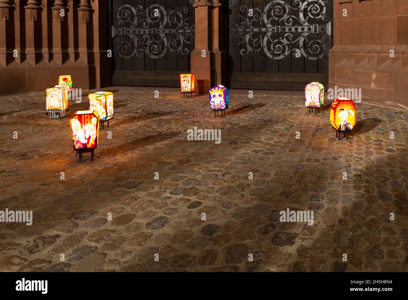 Bâle, Suisse - février 21.Petites lanternes de carnaval illuminées devant la cathédrale Banque D'Images