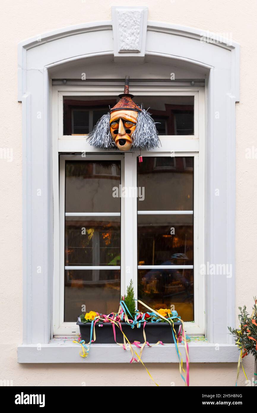 Bâle, Suisse - février 21.Décoration de fenêtre de carnaval avec un masque et des guirlandes colorées Banque D'Images