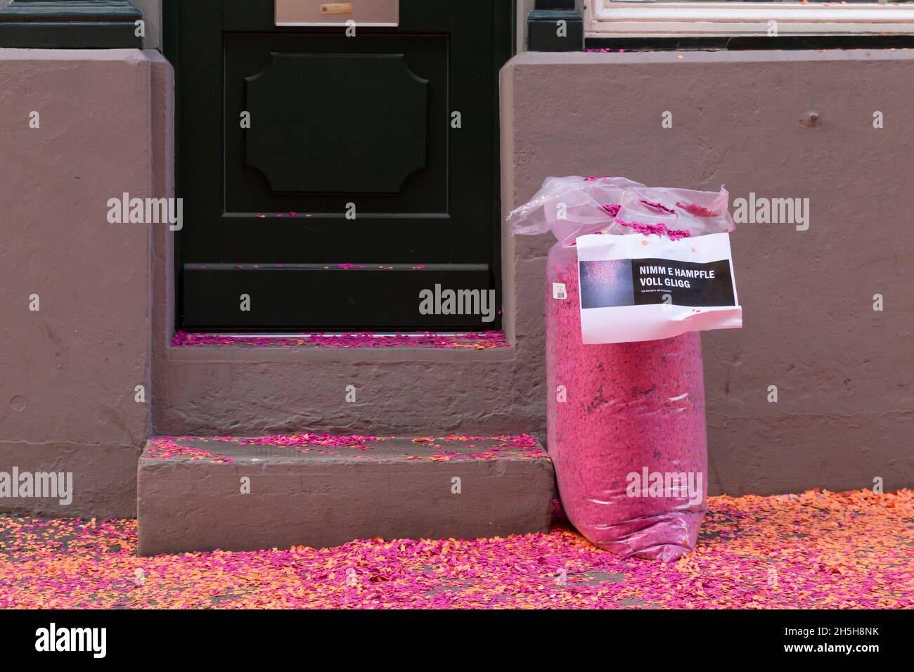 Bâle, Suisse - février 21.Gros plan d'un sac rempli de confettis roses Banque D'Images
