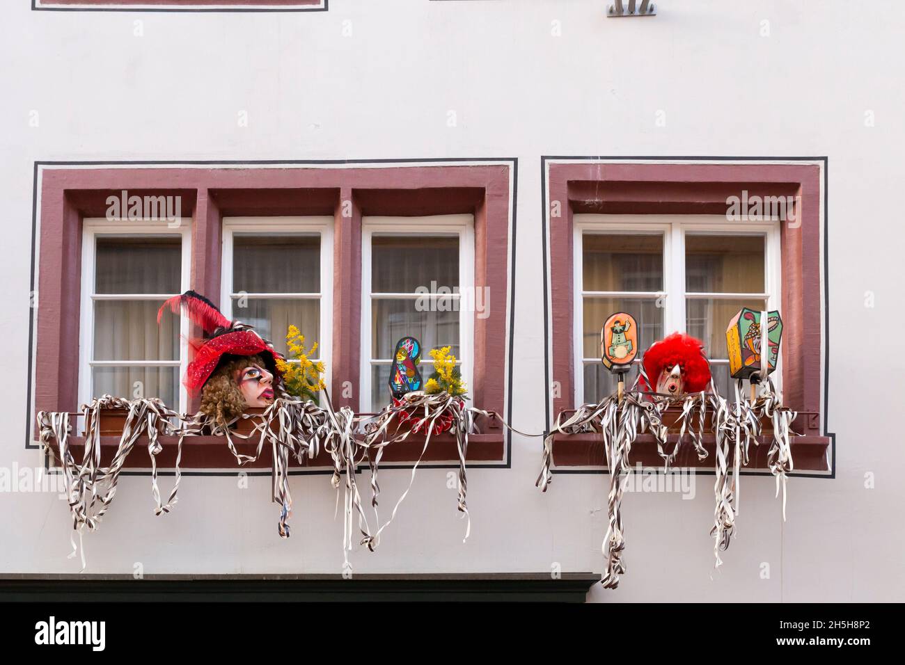 Bâle, Suisse - février 21.Décoration de fenêtres de carnaval avec masques et guirlandes colorées Banque D'Images