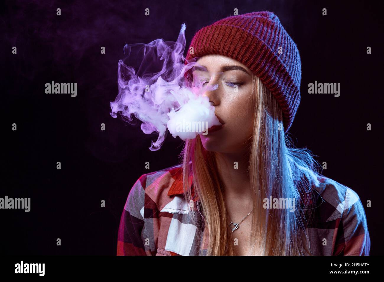 Jeune femme fumant cigarette lectronique Photo Stock - Alamy