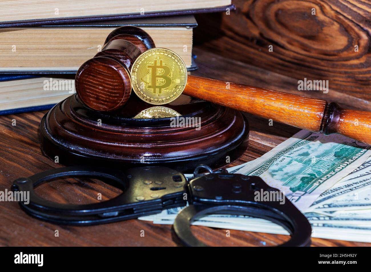 bitcoin, marteau de juge, menottes. Concept bitcoin ban, violation de la loi Banque D'Images