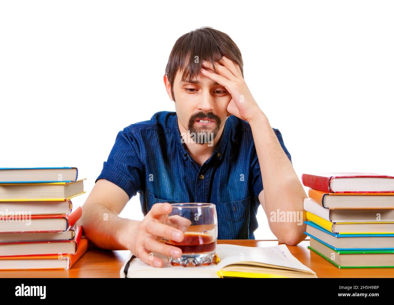 Triste étudiant avec de l'alcool sur le bureau isolé sur le fond blanc  Photo Stock - Alamy