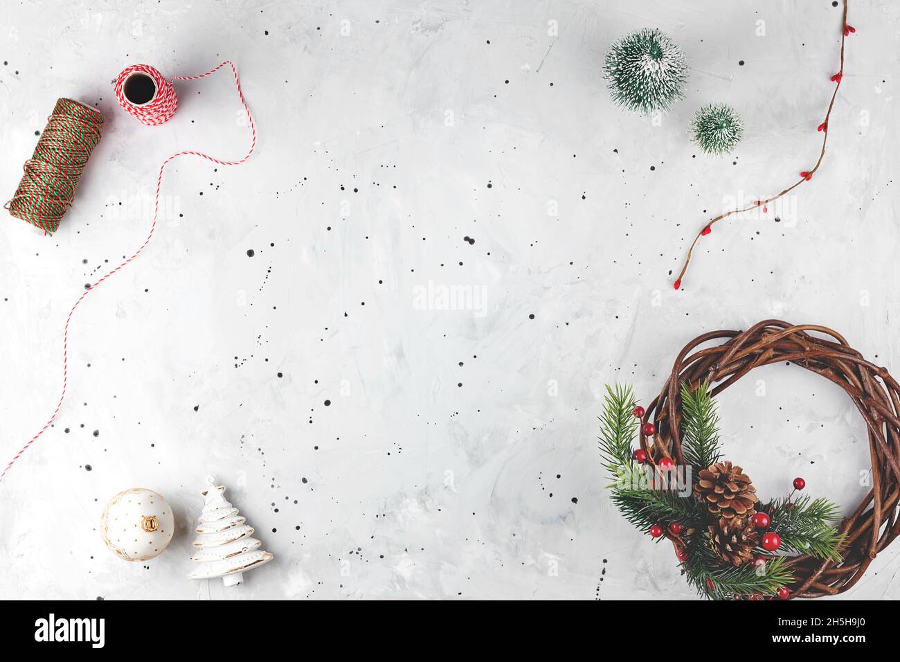 Fond de Noël gris avec décor, couronne et boules d'arbre de Noël. Arrière-plan de l'espace de copie de la mise à plat Banque D'Images