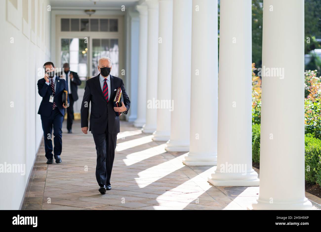 Le président Joe Biden marche le long de la Colonnade de la Maison Blanche, le lundi 30 août 2021, en route vers le Bureau ovale.(Photo officielle de la Maison Blanche par Adam Schultz) Banque D'Images