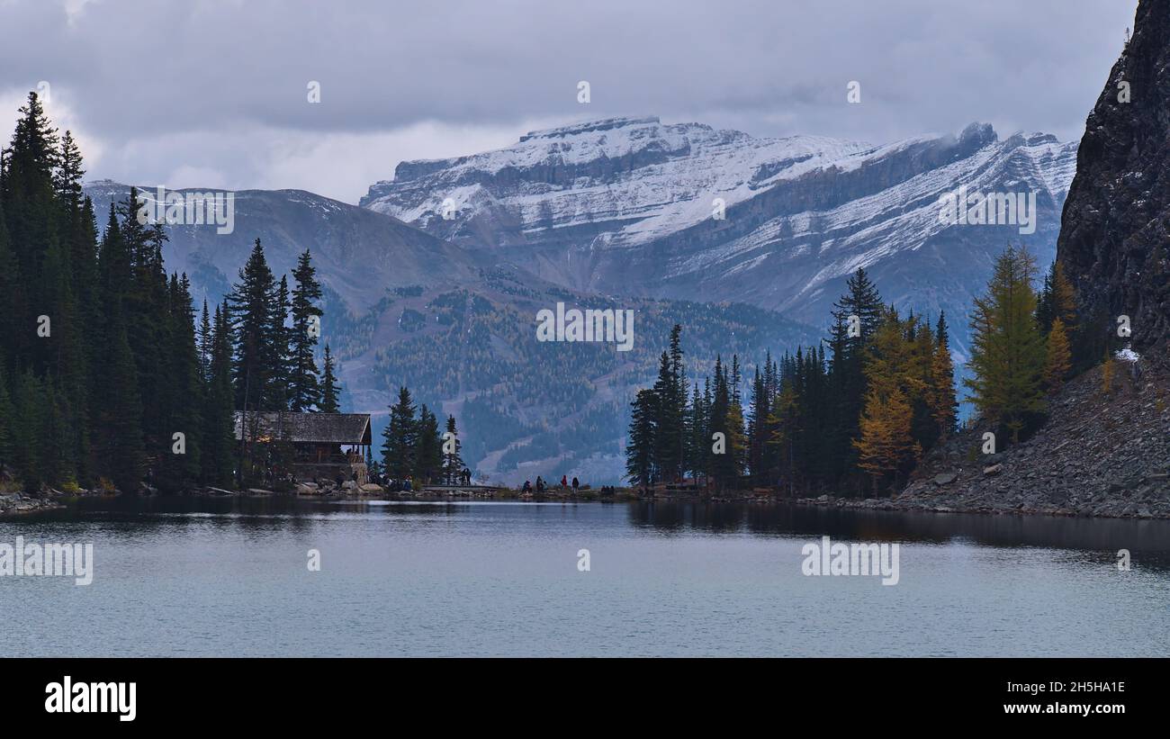 Vue sur le populaire lac Agnes près du lac Louise, du parc national Banff, Alberta, Canada avec salon de thé, forêt et montagnes Rocheuses enneigées. Banque D'Images