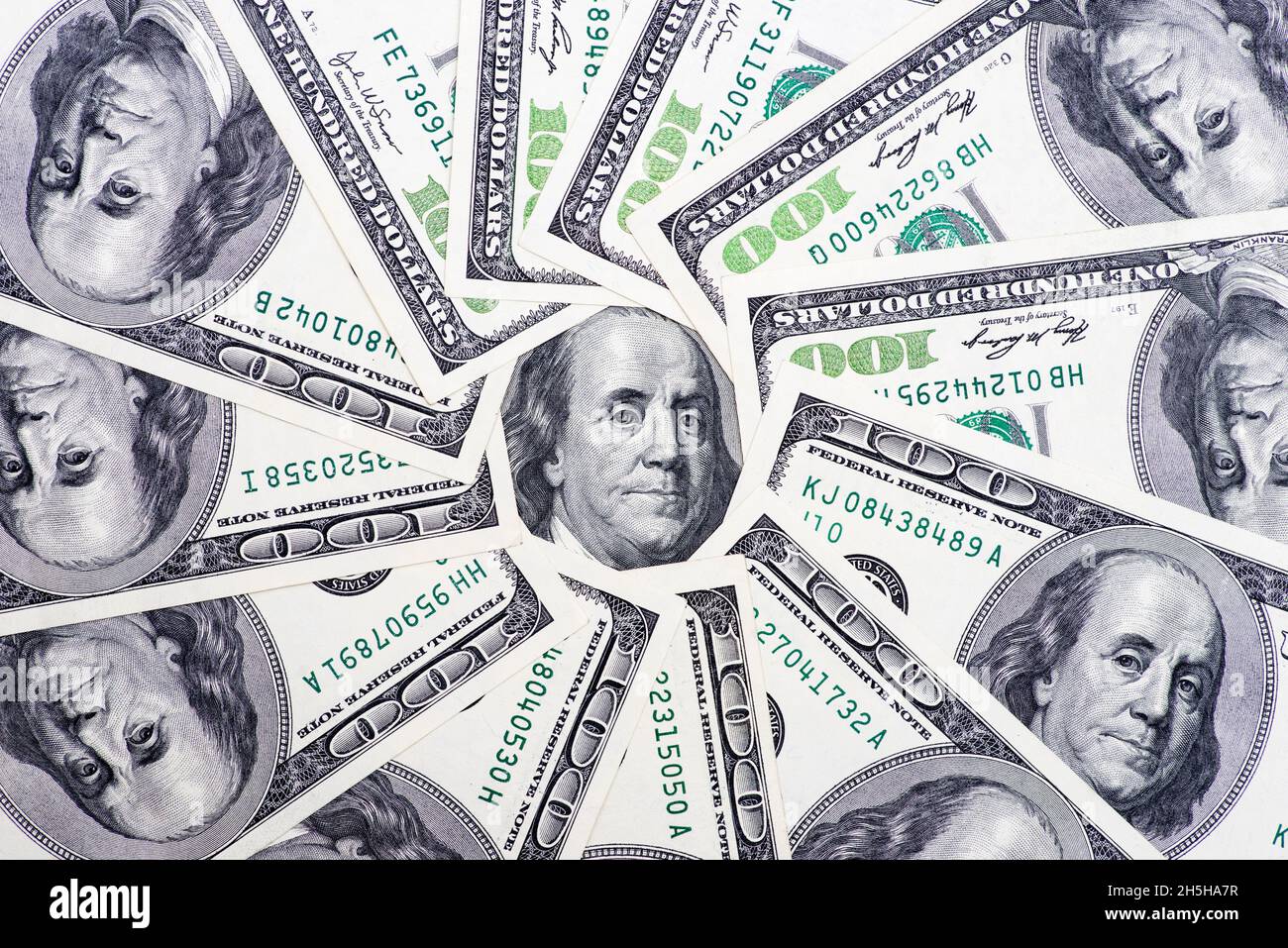 Un cercle de billets de 100 dollars avec un portrait de Franklin au centre.Fond monétaire Banque D'Images