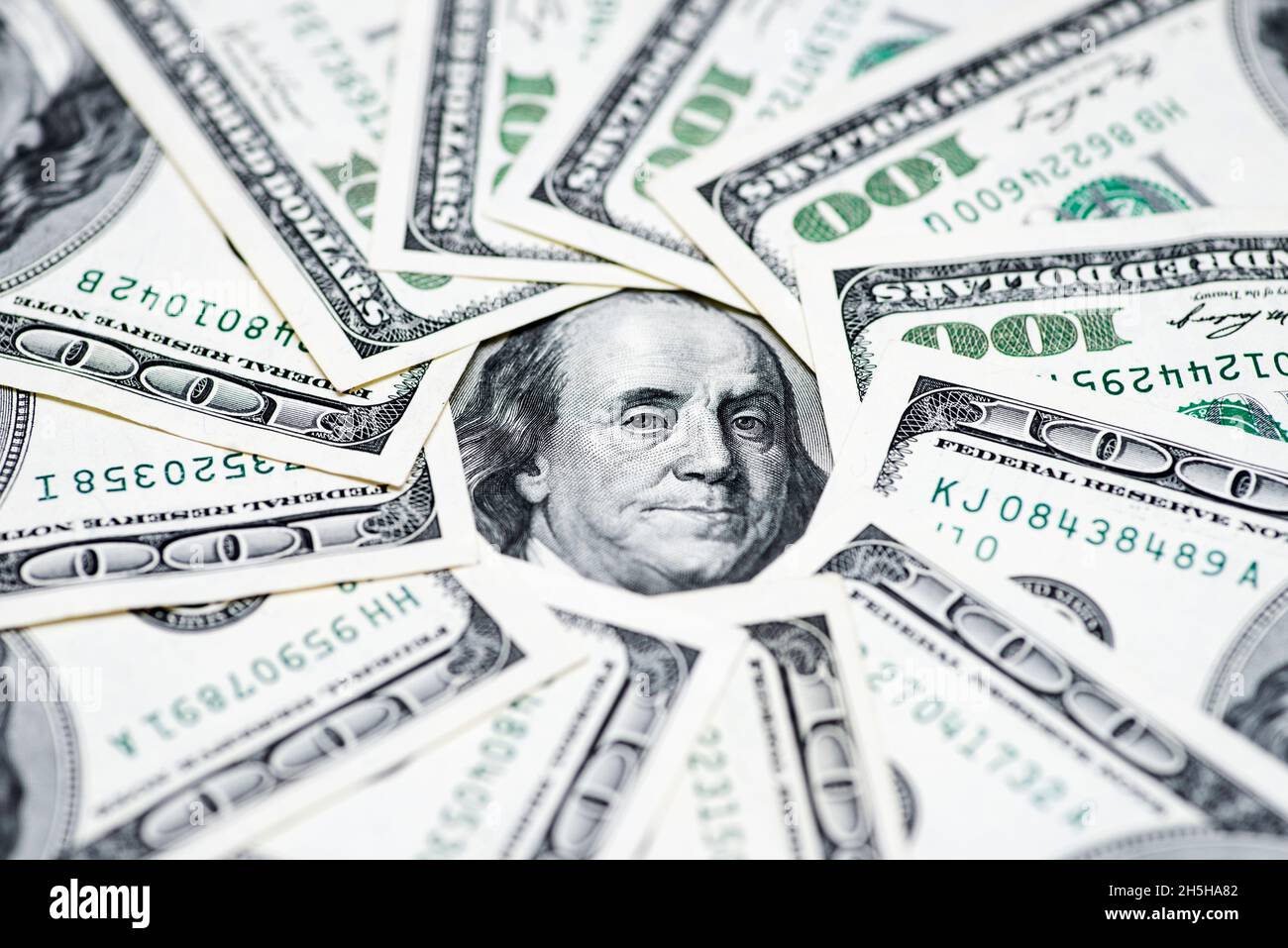 Un cercle de billets de 100 dollars avec un portrait de Franklin au centre.Fond monétaire Banque D'Images