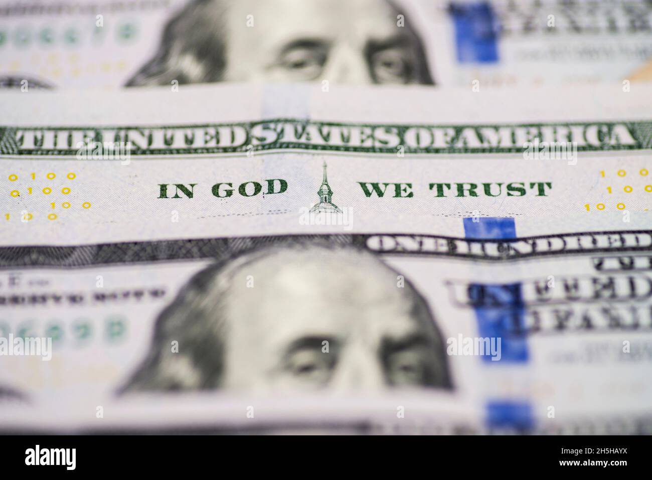 Beaucoup de 100 billets de banque en dollars américains.En dieu, nous avons confiance.Bill cent dollars US fermer phrase en dieu nous avons confiance Banque D'Images