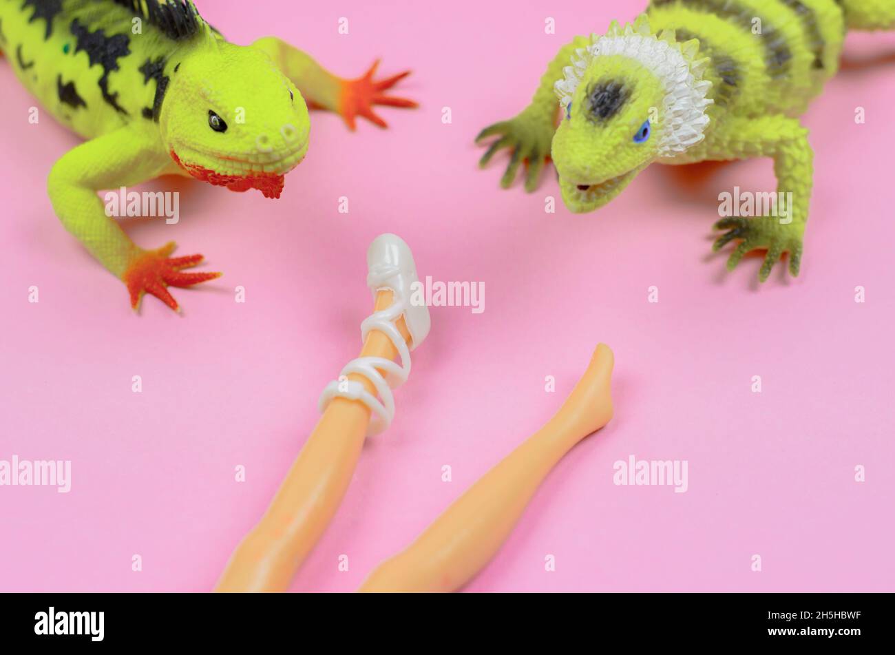 Des lézards cannibales ont attaqué des femmes.Le concept des prédateurs attaquant les gens Banque D'Images