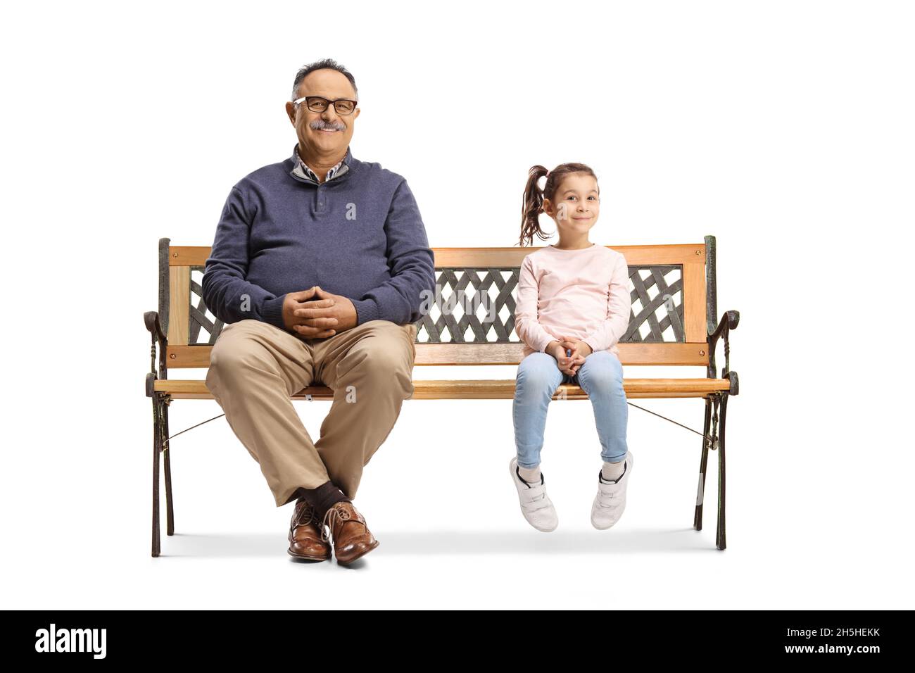 Homme mature et une petite fille assis sur un banc et regardant la caméra isolée sur fond blanc Banque D'Images