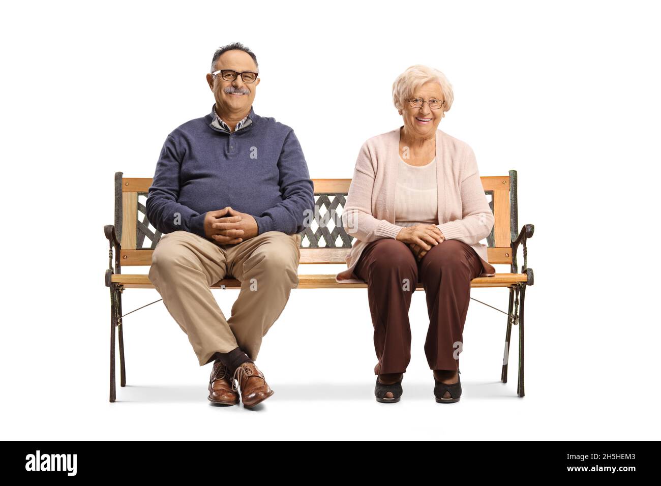 Homme et femme âgés en vêtements décontractés assis sur un banc isolé sur fond blanc Banque D'Images