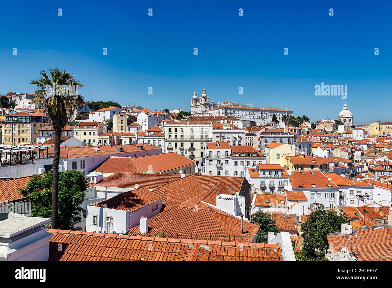 Vue sur la vieille ville de Lisbonne, dans l'église du monastère arrière Sao Vicente de Fora, quartier d'Alfama, Lisbonne, Portugal Banque D'Images