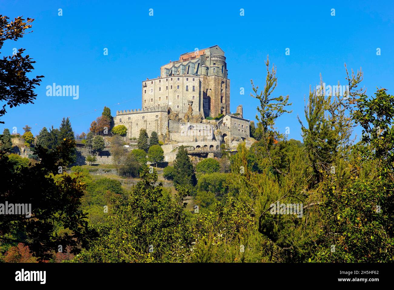 Spectaculaire monastère San Michele Monastère di Torino (Sacra Di San Michele), Sant'Ambrogio di Torino, Piémont, Italie.Un célèbre monastère de la légende A. Banque D'Images