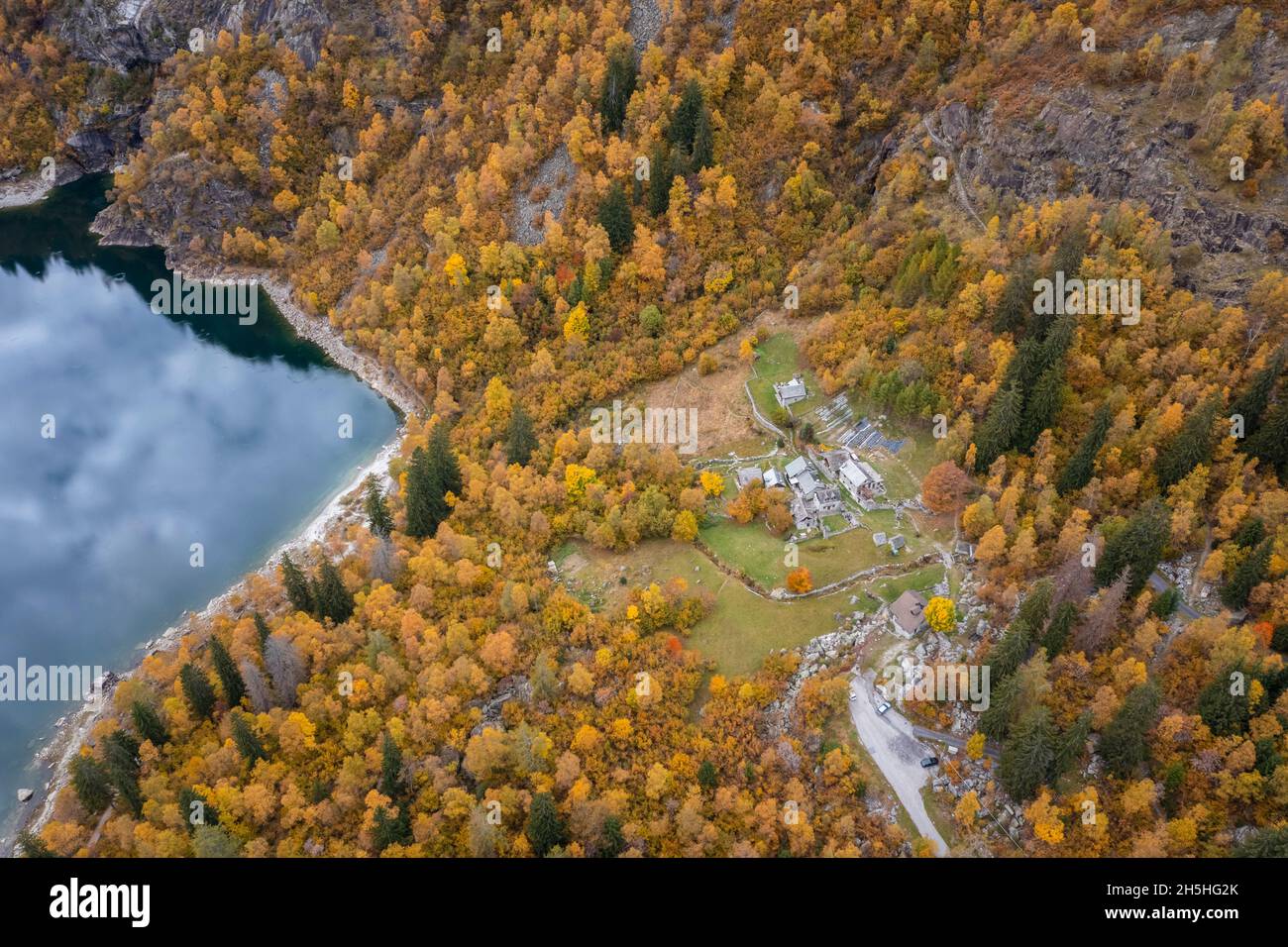 Vue sur le Lago d'Antrona et le barrage de Lago Campliccioli en automne.Antrona, Vallée d'Antrona, Piémont, Verbano Cusio Ossola, Italie. Banque D'Images