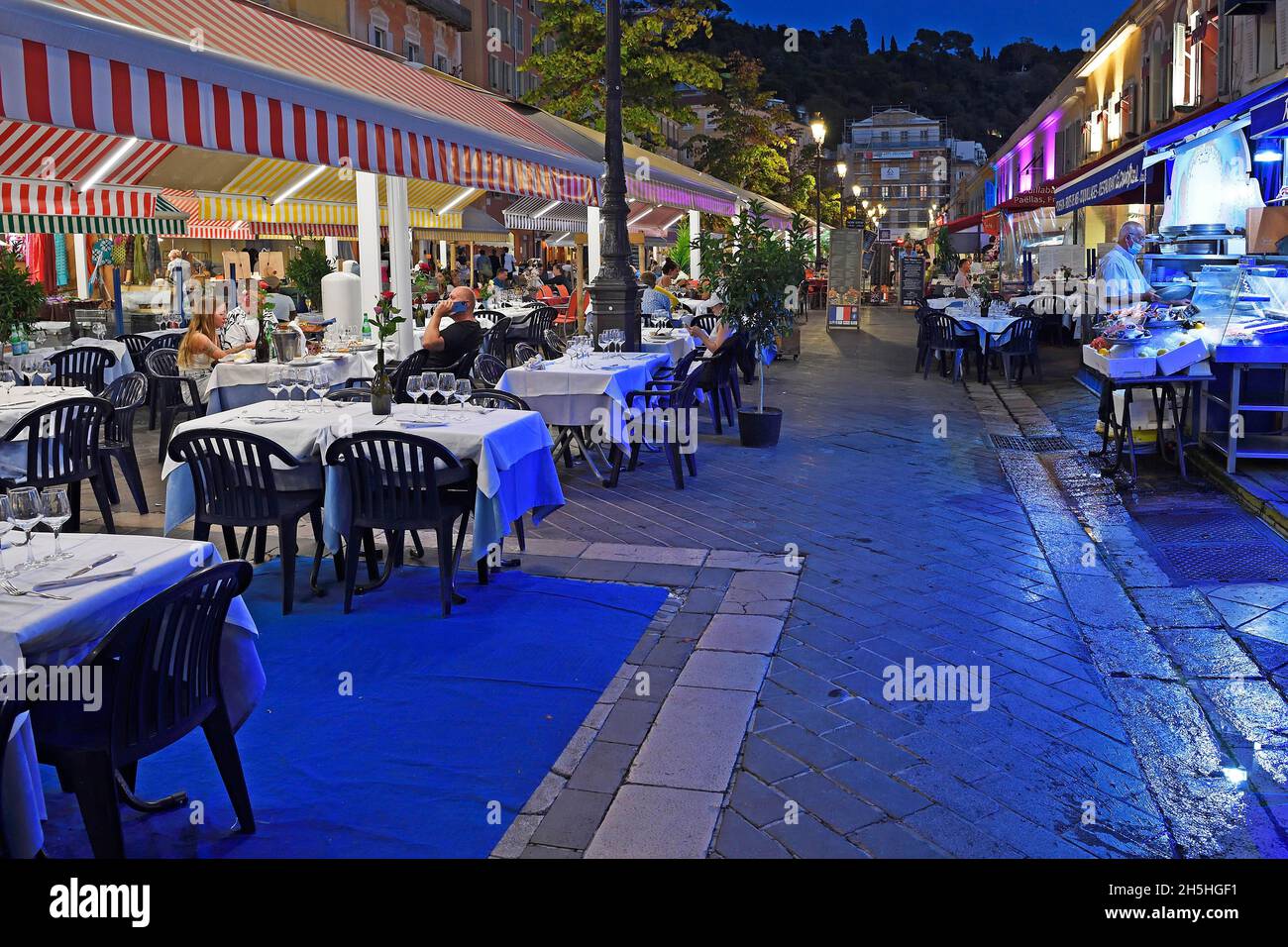 Animation nocturne avec restaurants et étals de marché sur le cours Saleya, centre ville, Nice, département Alpes-Maritimes, région Banque D'Images