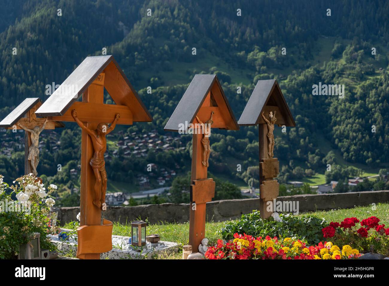 Cimetière avec croix en bois, Ernen, Valais, Suisse Banque D'Images