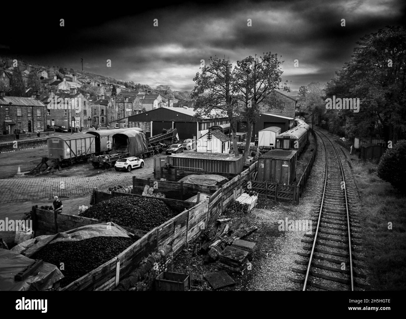 Le chantier de charbon du chemin de fer Keighley Worth Valley à Haworth, dans un graphique noir et blanc grisant le matin de novembre, Haworth, West Yorkshire, Royaume-Uni. Banque D'Images