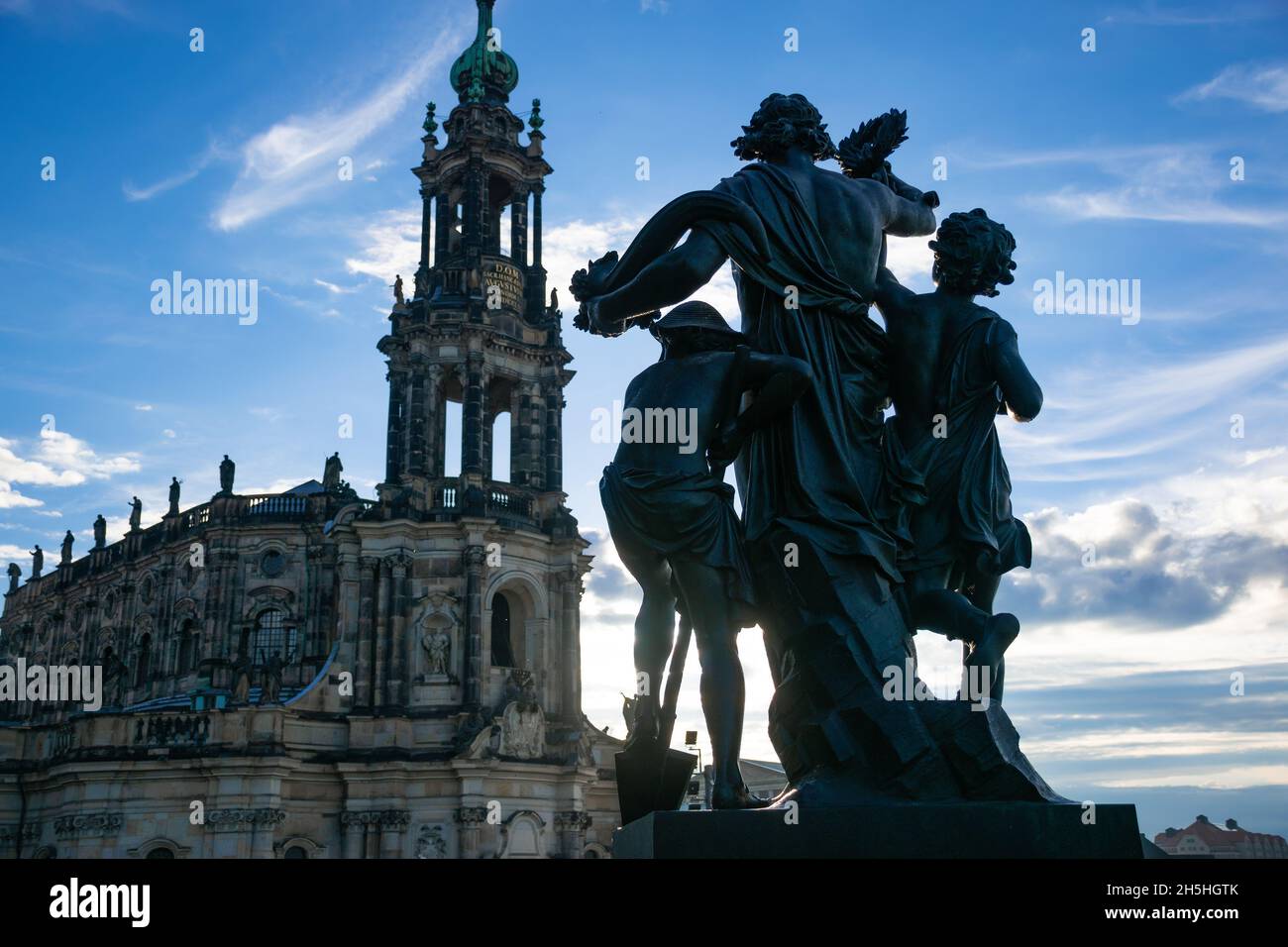 20 mai 2019 Dresde, Allemagne - église Hofkirche et sculpture « Der Morgen » au coucher du soleil Banque D'Images