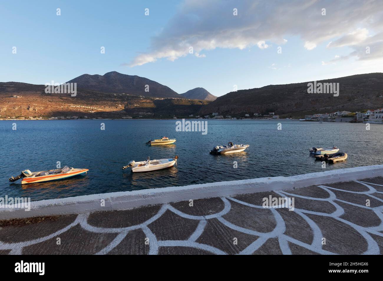 Bateaux dans la baie de Limeni, route peinte à l'échelle du poisson, lumière du matin, péninsule de Mani, Laconia, Péloponnèse,Grèce Banque D'Images